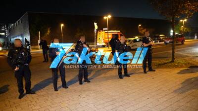 Halloween-Randale: Bürgermeister und Feuerwehr mit Böller und Steinen beworfen, brennende Einkaufswägen, Böllerwurf und Festnahmen (on tape!) - Halloween-Nacht läuft aus dem Ruder