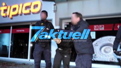 Halloween-Randale: Bürgermeister und Feuerwehr mit Böller und Steinen beworfen, brennende Einkaufswägen, Böllerwurf und Festnahmen (on tape!) - Halloween-Nacht läuft aus dem Ruder
