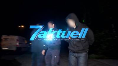 Halloween-Randale: Bürgermeister und Feuerwehr mit Böller und Steinen beworfen, brennende Einkaufswägen, Böllerwurf und Festnahmen (on tape!) - Halloween-Nacht läuft aus dem Ruder