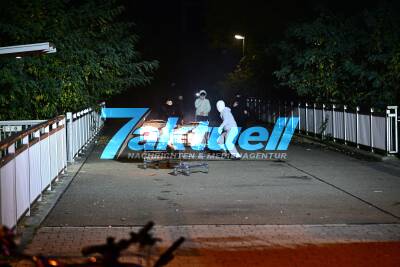 Halloween-Randale: Bürgermeister und Feuerwehr mit Böller und Steinen beworfen, brennende Einkaufswägen, Böllerwurf und Festnahmen (on tape!) - Halloween-Nacht läuft aus dem Ruder