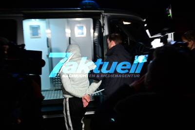 Halloween-Randale: Bürgermeister und Feuerwehr mit Böller und Steinen beworfen, brennende Einkaufswägen, Böllerwurf und Festnahmen (on tape!) - Halloween-Nacht läuft aus dem Ruder
