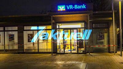 Festnahmen nach fehlgeschlagener Geldautomatensprengung – drei Männer am Mittwoch dem Haftrichter vorgeführt - Zündkabel und Geldtaschen liegen in und vor der VR Bank – LKA zur Entschärfung vor Ort