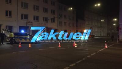 Verfolgungsfahrt endet in Hausfassade - Polizei muss aufgrund Beschleunigung die Verfolgung abbrechen - Fahrer verliert die Kontrolle und kracht in Hauswand