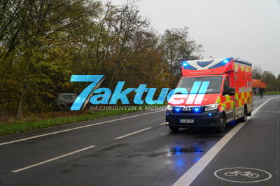 Auto kommt von Straße ab und fährt in Gebüsch - Mehrere Verletzte bei Unfall in Leipzig