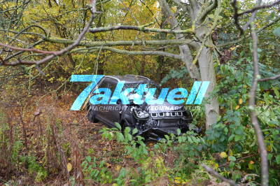 Auto kommt von Straße ab und fährt in Gebüsch - Mehrere Verletzte bei Unfall in Leipzig