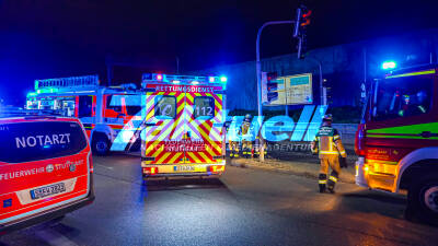 Tödlicher Rotlichtverstoß: Suzuki-Fahrer will bei Rotlicht abbiegen, Seat rast in ihn rein - Fahrer verstirbt - Unfall direkt an der Flughafenfeuerwehrwache