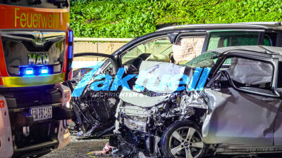 Tödlicher Rotlichtverstoß: Suzuki-Fahrer will bei Rotlicht abbiegen, Seat rast in ihn rein - Fahrer verstirbt - Unfall direkt an der Flughafenfeuerwehrwache