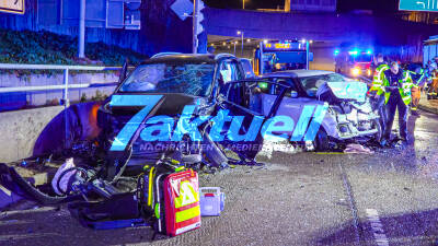 Tödlicher Rotlichtverstoß: Suzuki-Fahrer will bei Rotlicht abbiegen, Seat rast in ihn rein - Fahrer verstirbt - Unfall direkt an der Flughafenfeuerwehrwache