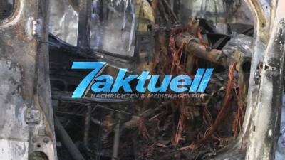 Betrunkener Kleinlasterfahrer fährt über Rot und verursacht Flammeninferno nach Zusammenstoß mit Stadtbahn