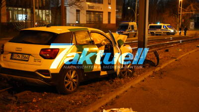 Drive Auto fährt gegen Mast: Fahrer reanimiert Fahrer stirbt im Krankenhaus