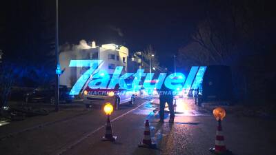 Haushaltsgeräte-Akku setzt Wohnung in Brand – Zwei Personen mit Drehleiter vom Dach gerettet – Feuerwehrmann leicht verletzt
