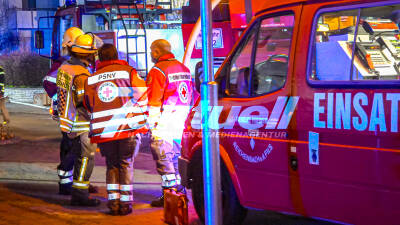 Zwei Todesopfer bei Brand: Feuerwehr rettet zwei Senioren aus brennendem Gebäude - Verletzte erliegen vor Ort an ihren Verletzungen