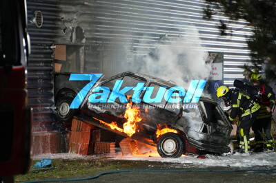 Flammen ON TAPE! - Sollte es ein Raubüberfall werden? - Auto kracht in Supermarkt und fackelt komplett ab - Täter bauten Vorrichtung, um in Fenster reinzufahren