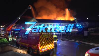 Großbrand: Flammen schlagen aus Otto Quartier - Löscheinsatz mit mehreren Drehleitern - Mehrere Millionen Schaden - Rettungskräfte aus 3 Landkreisen am Weihnachtstag im Einsatz