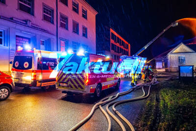 Großbrand: Flammen schlagen aus Otto Quartier - Löscheinsatz mit mehreren Drehleitern - Mehrere Millionen Schaden - Rettungskräfte aus 3 Landkreisen am Weihnachtstag im Einsatz
