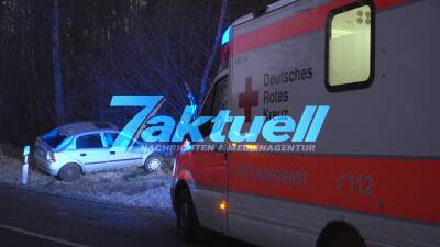 Opel mit 8 Personen und 1 Hund (3 Erwachsene, 5 Kinder ab 1 Jahr) überschlagen - Mehrere Verletzte - Mann muss 