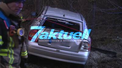 Opel mit 8 Personen und 1 Hund (3 Erwachsene, 5 Kinder ab 1 Jahr) überschlagen - Mehrere Verletzte - Mann muss 