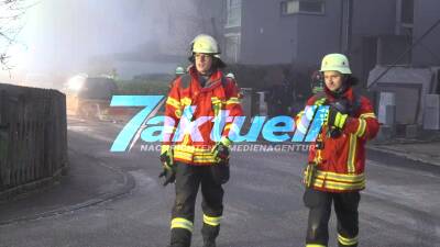 Toter bei Gebäudebrand in Leinfelden-Unteraichen - Gebäude war in Vollbrand - Eine Person mittels Drehleiter aus Dachgeschoss gerettet