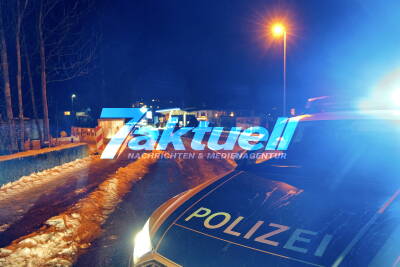 Tödlicher Unfall: Fußgänger läuft über Fahrbahn und wird von Auto erfasst - bei Sturz schwer verletzt, im Krankenhaus verstorben