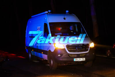 Mit Kugelbombe versehentlich in den Tod geböllert. - Polizei stellt Pyrotechnik sicher - Bestatter fährt ab - Tödlicher Pyrotechnik-Unfall