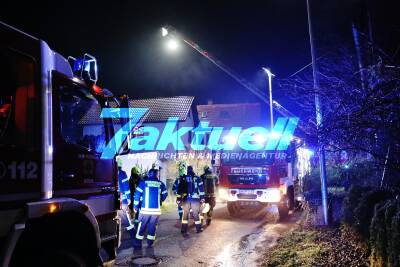 Feuer in Berglen-Kottweil - Brand eines Holzstapels am Wohnhaus löst Feuerwehreinsatz aus