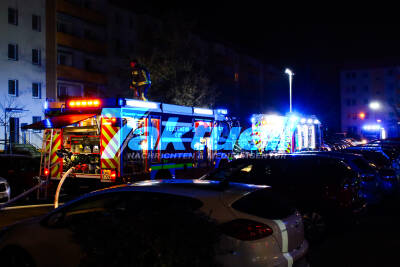 Feuerwehr zur Menschenrettung im Großeinsatz - Rettung on Tape - Brand in Mehrfamilienhaus