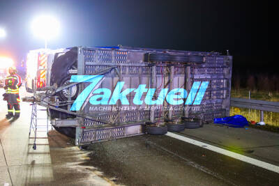 Kleintransporter kippt auf A10 um - Glück im Unglück für Insassen