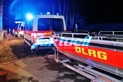 Eingebrochen ins Eis: Eisrettungsübung am Ebnisee bei Tempteraturen im den Gefrierpunkt - DLRG probt den Erstfall - Mehrere Helfer und Taucherstaffel vor Ort, THW leuchtet Einsatzstell aus - Übungseinsatz bei Kaisersbach