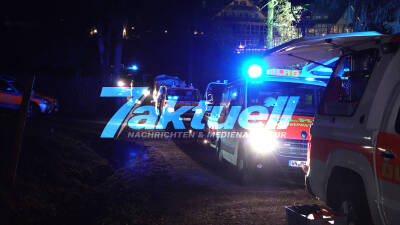 Eingebrochen ins Eis: Eisrettungsübung am Ebnisee bei Tempteraturen im den Gefrierpunkt - DLRG probt den Erstfall - Mehrere Helfer und Taucherstaffel vor Ort, THW leuchtet Einsatzstell aus - Übungseinsatz bei Kaisersbach