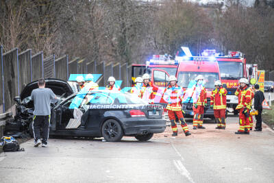 2-Jähriges Kind reanimiert und später verstorben: Heftiger Crash mit 3 Autos fordert 6 Schwerverletzte - Insgesamt 8 Verletzte Personen