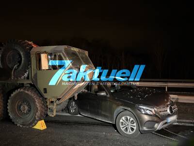 US-Militärfahrzeug verunfallt auf A81 - LKW verliert Kontrolle und beschädigt 7 PKWs - schwierige Bergung