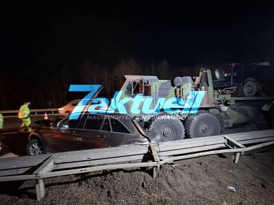 US-Militärfahrzeug verunfallt auf A81 - LKW verliert Kontrolle und beschädigt 7 PKWs - schwierige Bergung