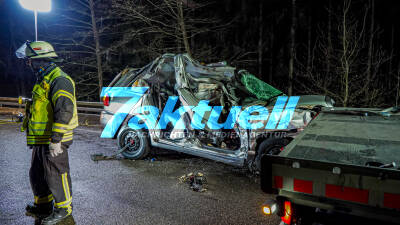 Glatteis: Tödlicher Unfall wegen spiegelglatter Straße - Pkw hängt am Baum in einer Schlucht