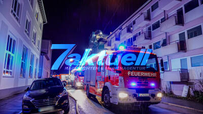 Dachstuhlbrand - 15 Personen müssen Gebäude verlassen - Bewohner werden bei Kälte und Regen im Bus der Feuerwehr betreut