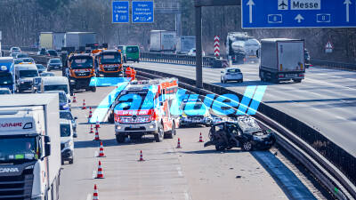 A8: Crash - Kleinwagen total zerstört - Langer Stau in Richtung KA
