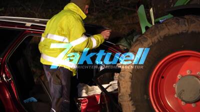1 Tote, 2 in Lebensgefahr: Audi fährt auf Traktor1 auf, kommt auf Gegenfahrbahn und crasht mit Traktor2 zusammen und wird dabei völlig zerstört