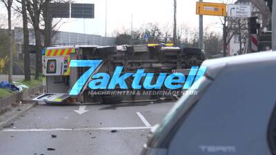 Rettungswagen kippt nach Unfall auf Kreuzung in um - 2 jähriger Patient mit Mutter an Bord - Feuerwehr und Rettungsdienst im Einsatz
