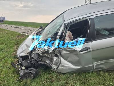 Mercedes kommt zwischen Erligheim und Bönnigheim nach links von der Fahrbahn ab und touchiert einen entgegenkommenden Lkw – zwei Personen verletzt.