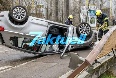 Gesundheitliche Probleme am Steuer - 78 jähriger überschlägt sich mit PKW - Rettungsdienst und Feuerwehr im Einsatz