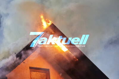 Verheerendes Großfeuer: Feuerwehr muss zuschauen, wie Wohnhaus abbrennt, enge Bebauung, Feuer nicht unter Kontrolle bekommen
