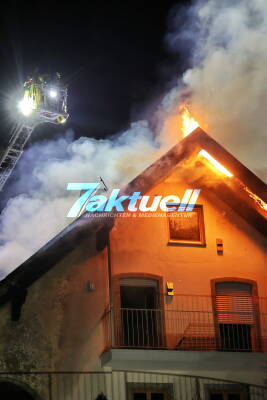 Verheerendes Großfeuer: Feuerwehr muss zuschauen, wie Wohnhaus abbrennt, enge Bebauung, Feuer nicht unter Kontrolle bekommen