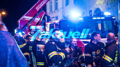 Großbrand in Darmstädter Innenstadt – Gebäude in Vollbrand - Feuerwehrkran im Einsatz (On Tape!) - enge Bebauung erschwert Löscharbeiten