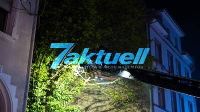 Großbrand in Darmstädter Innenstadt – Gebäude in Vollbrand - Feuerwehrkran im Einsatz (On Tape!) - enge Bebauung erschwert Löscharbeiten