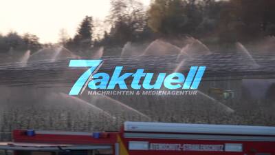Kleine Feuerchen sollten Obstbäume vor Frost schützen - dabei fängt Obstbaum Feuer, von dem aus die Flammen auf Scheune übergreifen