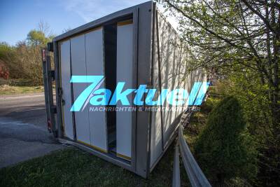 Lkw mit Supermarktartikeln kippt im Kurvenbereich um - Bergung mittels großem Autokran (on tape!)
