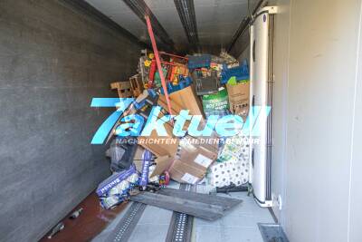 Lkw mit Supermarktartikeln kippt im Kurvenbereich um - Bergung mittels großem Autokran (on tape!)