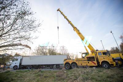Lkw mit Supermarktartikeln kippt im Kurvenbereich um - Bergung mittels großem Autokran (on tape!)