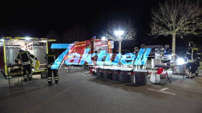 Großbrand einer Lagerhalle in Holzbauweise griff schnell auf weitere Gebäudeteile über - angrenzender Baumarkt und Wald gesichert- Feuerwehr kämpft gegen massive Brandlast