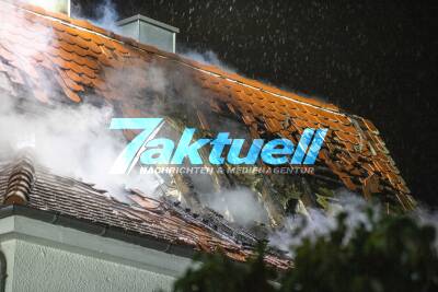 Brand durch Blitzschlag: Wohnhaus brennt - Unwetter zieht auf (Zeitraffer)