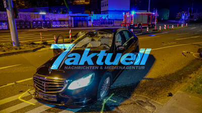Erneut schwerer Unfall in Stuttgart: Mercedes fliegt förmlich durch die Luft und wird gegen Betonleitwände und ein Gerüst geschleudert – 3 Verletzte